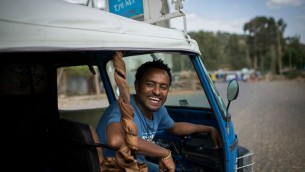 Samuel Araya, 32 ans, avec sa moto-taxi à Gondar. N’ayant découvert que récemment son judaïsme, il a peur que les gens pensent qu’il essaie de profiter de l’alyah vers Israël, et il a du mal à trouver une preuve du judaïsme de sa mère. (Crédits : Miriam Alster / Flash 90)