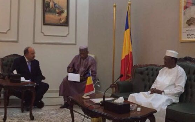 Dore Gold, directeur général du ministère des Affaires étrangères (à gauche) avec le président du Tchad, Idriss Déby (à droite) au palais présidentiel de Fada, au cœur du Sahara, le 14 juillet 2016. (Crédit : ministère des Affaires étrangères)