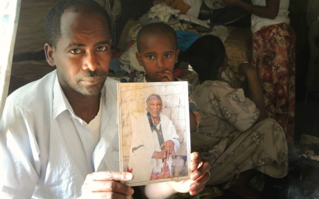 Simegnew Yosef Naga, 24 ans, tient une photo de sa grand-mère vivant à Ramle, dans sa maison à Gondar, le 15 avril 2016. (Crédits : Melanie Lidman / Times of Israel)