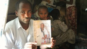 Simegnew Yosef Naga, 24 ans, tient une photo de sa grand-mère vivant à Ramle, dans sa maison à Gondar, le 15 avril 2016. (Crédits : Melanie Lidman / Times of Israel)