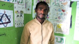 Tigabu Worku, 27 ans, dans la salle de réunion du groupe des jeunes de la synagogue d’Addis Abeba, le 6 mai 2016. (Crédits : Melanie Lidman / Times of Israel)