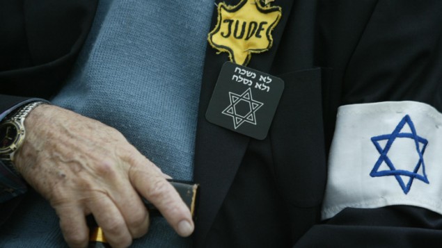 Un survivant de l'Holocauste assiste à une cérémonie de commémoration de la Shoah à Yad Vashem, à Jérusalem. Illustration. (Crédit : Pierre Terdjman/Flash90)