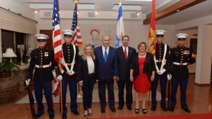Le Premier ministre Netanyahu, son épouse Sara, l'ambassadeur des Etats-Unis en Israël Dan Shapiro et son épouse Julie Fisher, pendant une cérémonie célébrant l'Indépendance des Etats-Unis, le 30 juin 2016. (Crédit : GPO/Amos Ben Gershom)