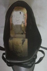 Une paire de chaussures avec un double fond utilisée pour la contrebande d'argent et confisquée par les forces de sécurité israéliennes au poste-frontière d'Erez, dans la bande de Gaza, en juin 2016. (Crédit : Shin Bet)
