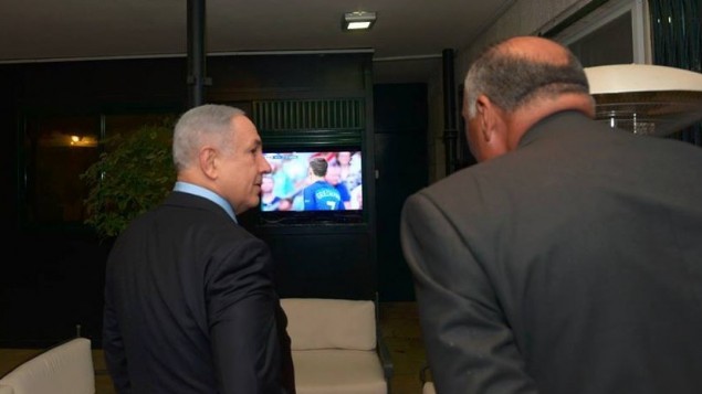 Le Premier ministre Benjamin Netanyahu et son invité, le ministre des Affaires étrangères Sameh Choukry regardent la finale de l'Euro 2016 à Paris à la résidence du Premier ministre à Jérusalem, le 10 juillet 2016 (Crédit : Haim Zach / GPO)