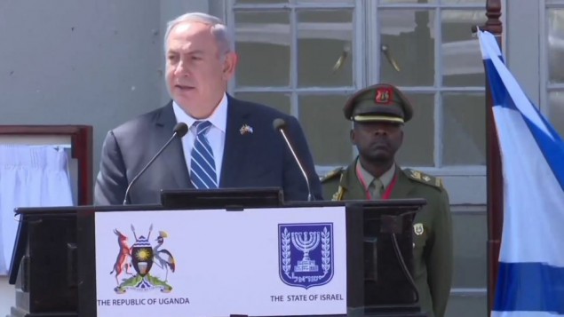 Benjamin Netanyahu lors d'une cérémonie de commémoration dans l'ancien aéroport d'Entebbe en Ouganda, le 4 juillet 2016 (Crédit : capture d'écran YouTube)