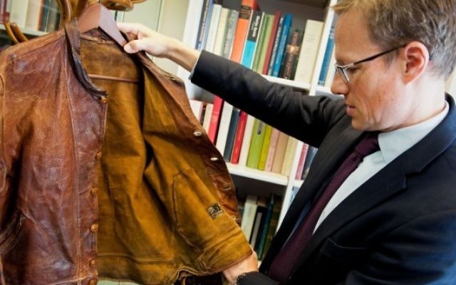Thomas Venning examine la veste en cuir d'Albert Einstein avant sa vente aux enchères, en juillet 2016. (Crédit : Christie's)