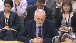 Jeremy Corbyn, dirigeant du Labour britannique, répond aux questions de la commission des Affaires domestiques sur l'antisémitisme, au parlement britannique, le 4 juillet 2016. (Crédit : capture d'écran parliamentlive.tv)