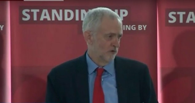 Le chef du Parti travailliste britannique, Jeremy Corbyn, discute de l'enquête sur l'antisémitisme au sein de son parti pendant un discours à Londres, le 30 juin 2016. (Crédits : capture d'écran YouTube) 