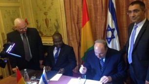 Dore Gold, directeur général du ministère des Affaires étrangères, a signé un accord pour relancer les relations diplomatiques avec la Guinée, le 20 juillet 2016. (Crédit : ministère des Affaires étrangères)