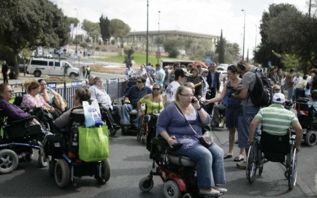 Manifestation en faveur des droits des personnes handicapées,  Jérusalem, 25 octobre 2010. (Crédit photo: Abir Sultan / Flash90)