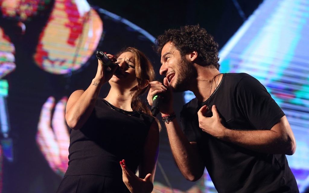 Les chanteurs Amir et Larusso, en concert lors de l'Olimpiada à Jérusalem, le 30 juin 2016. (Crédits : autorisation)