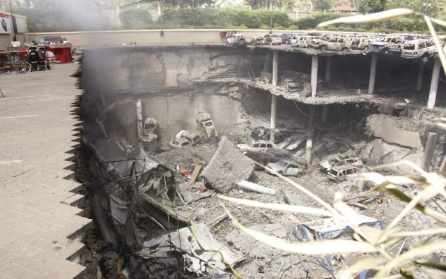 Les débris de voitures et autres au centre commercial Westgate à Nairobi, Kenya, suite à une attaque par des militants islamiques, le 26 septembre 2013 (Crédit : JTA/Kenyan Presidential Press Service/via Getty Images)