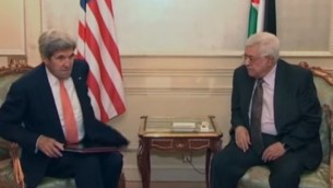 Le secrétaire d'Etat américain John Kerry (à gauche) et le président de l'Autorité palestinienne Mahmoud Abbas à Paris, le 30 juillet 2016. (Crédit : capture d'écran Euronews)
