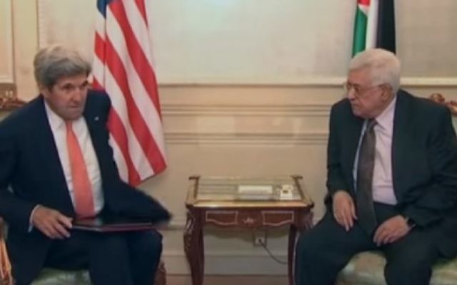 Le secrétaire d'Etat américain John Kerry, à gauche, et le président de l'Autorité palestinienne Mahmoud Abbas à Paris, le 30 juillet 2016. (Crédit : capture d'écran Euronews)