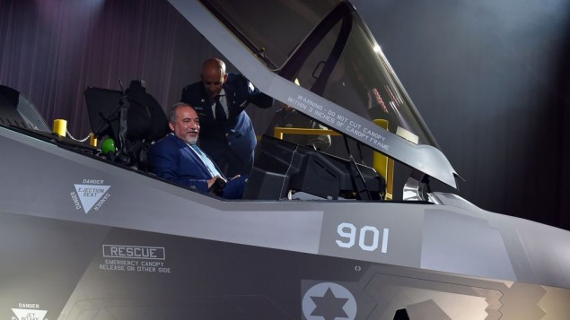 Le ministre de la Défense Avigdor Liberman dans le cockpit d'un avion de combat F-35, avec le chef d'Etat-major de l'armée de l'air israélienne, Tal Kelman, à ses côtés, pendant une cérémonie d'inauguration à  Fort Worth, Texas, le 22 juin 2016. (Crédit : Ariel Hermoni/ministère de la Défense)
