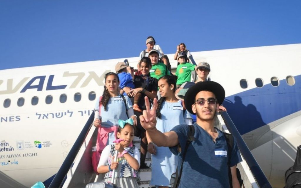 Des nouveaux immigrants en provenance d'Amérique du Nord atterrissent à l'aéroport Ben Gourion après un vol de de New York affrété par Nefesh B'Nefesh , le 19 juillet 2016. (Crédit: Shahar Azran)