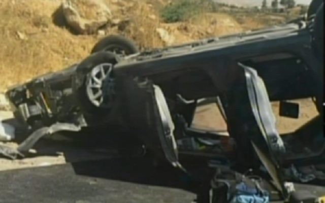 Une voiture israélienne a été la cible de tirs provenant d'un autre véhicule près de Hébron, le 1er juillet 2016. Une personne est décédée (Crédit : Judea and Samaria rescue services)