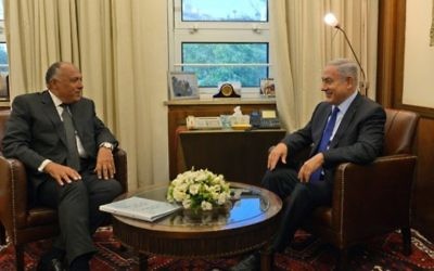 Le Premier ministre Benjamin Netanyahu et le ministre égyptien des Affaires étrangères Sameh Choukri à Jérusalem, le 10 juillet 2016. (Crédit : Haim Zach/GPO)