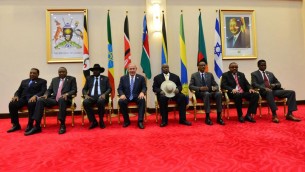 Le Premier ministre Benjamin Netanyahu rencontre les dirigeants d'Afrique de l'Est, à Entebbe, en Ouganda, le 4 juillet 2016. (Crédit : Kobi Gideon/GPO)