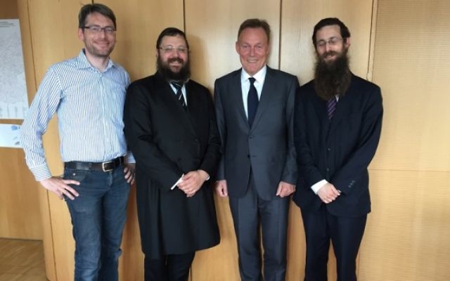 Le rabbin Yehudah Teichtal (2e à partir de la gauche), et Thomas Oppermann (3e à partir de la gauche) à Berlin le 28 juin 2016. (Autorisation: Yehudah Teichtal)