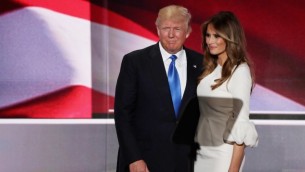 Donald Trump et son épouse, Melania, après le discours de cette dernière au premier jour de la Convention nationale républicaine, à Cleveland, le 18 juillet 2016. (Crédit : Alex Wong/Getty Images, via JTA)