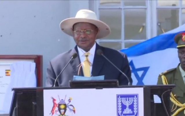 Le président ougandais Yoweri Museveni pendant la cérémonie marquant le 40e anniversaire de l'opération Entebbe, en Ouganda, le 4 juillet 2016. (Crédit : capture d'écran YouTube)
