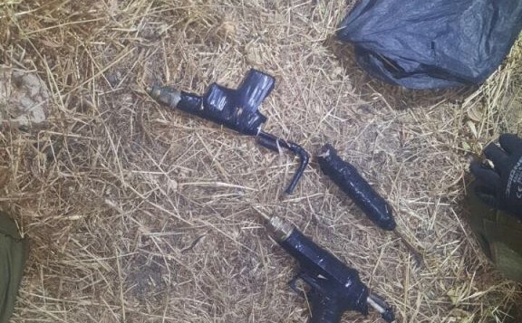 Trois armes improvisées saisies par l'armée israélienne à Bayt Fajar, au sud ouest de Bethléem, le 5 juillet 2016. (Crédit : porte-parole de l'armée israélienne)