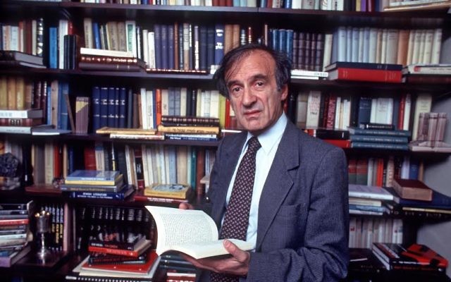 Elie Wiesel, auteur de plus de 50 livres et récipiendaire du Nobel de la Paix, dans l'étude de sa maison de New York, le 14 octobre 1986. (Crédit : Allan Tannenbaum/Getty Images)