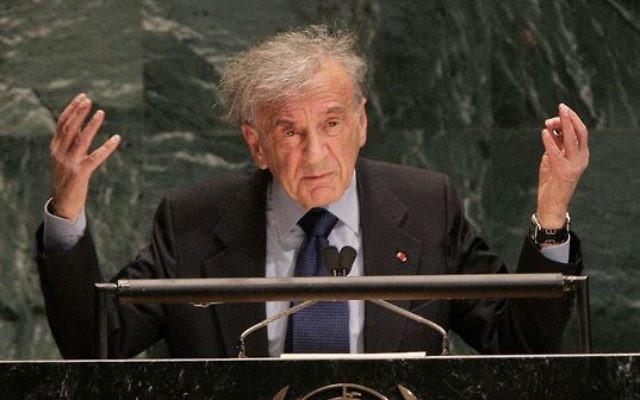 Elie Wiesel, auteur, prix Nobel de la Paix et survivant de la Shoah, devant l'Assemblée générale des Nations unies, à New York, le 24 janvier 2005. (Crédit : Don Emmert/AFP)