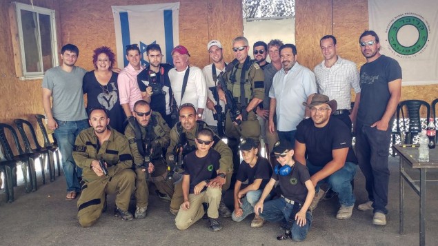 James Caan et son entourage en visite dans le Gush Etzion, le 21 juillet 2016. (Crédit : Or Gefen)