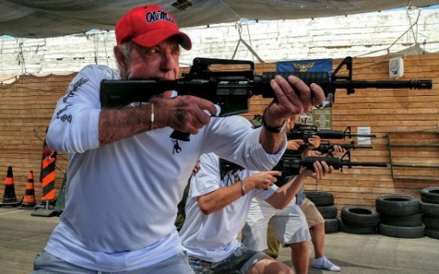 L'acteur James Caan dans un centre de formation au tir dans le Gush Etzion, le 21 juillet 2016. (Crédit : Or Gefen)