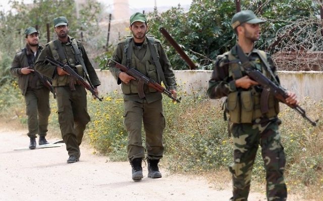 Les membres des forces de sécurité du Hamas patrouillant le long de la frontière entre la bande de Gaza et l'Egypte le 14 avril 2016 (Crédit : SAID KHATIB / AFP)