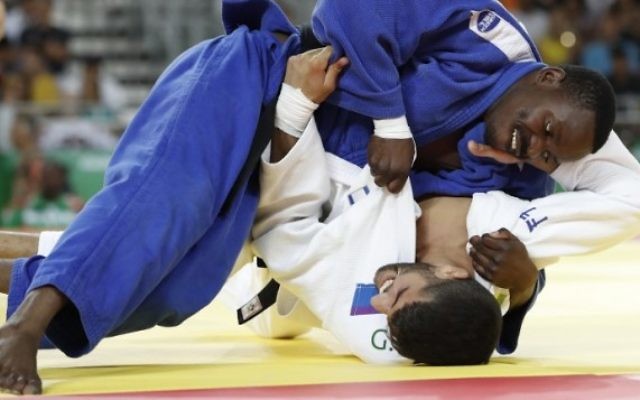 L'Israélien Golan Pollack (en blanc) contre le Zambien Mathews Punza dans la catégorie des moins de 66 kg en judo, pendant les JO de Rio, le 7 août 2016. (Crédit : AFP/Jack Guez)