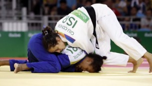 L'Israélienne Gili Cohen (en blanc) contre la Mauricienne Christianne Legentil dans la catégorie des moins de 52 kg en judo, pendant les JO de Rio, le 7 août 2016. (Crédit : AFP/Jack Guez)