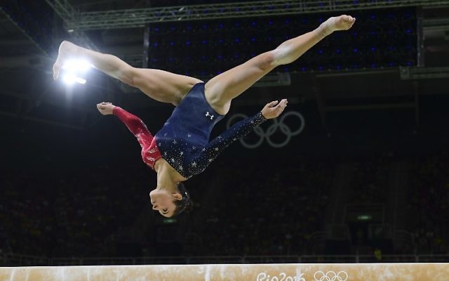 La gymnaste américaine Alexandra Raisman lors de la qualification pour le concours général des femmes en gymnastique artistique à l'aréna olympique lors des Jeux Olympiques de Rio de 2016, à Rio de Janeiro, le 7 août 2016 (Crédit : AFP PHOTO / Emmanuel DUNAND)