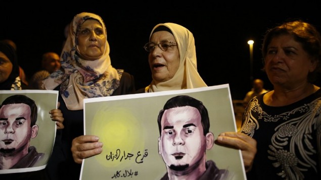 La mère du prisonnier palestinien Bilal Kayed, qui est en grève de la faim depuis 56 jours, manifeste devant l'hôpital d'Ashkelon où il est détenu, le 9 août 2016. (Crédit : AFP/Ahmad Gharabli)