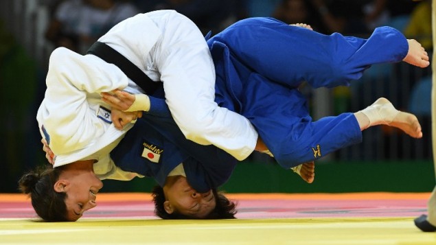 L'Israélienne Yarden Gerbi (en blanc) contre la Japonaise Miku Tashiro pendant le combat pour le bronze du tournoi de judo féminin des -63kg aux Jeux olympiques de Rio, le 9 août 2016. (Crédit : AFP/Toshifumi Kitamura)