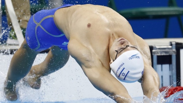 La nageur israélien Yakov Toumarkin pendant le 200m dos crawlé masculin des jeux olympiques de Rio 2016, le 1à août 2016. (Crédit : AFP/Odd Andersen)