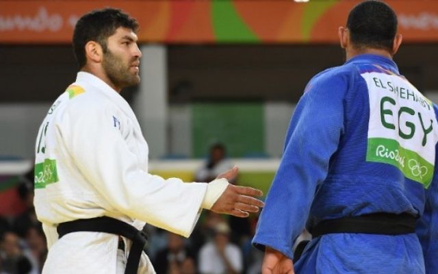 L'Egyptien Islam El Shahaby (en bleu) a refusé de serrer la main de l'Israélien Or Sasson après sa défaite au premier tour du tournoi de judo masculin des +100kg aux Jeux olympiques de Rio, le 12 août 2016. (Crédit : AFP/Toshifumi Kitamura)