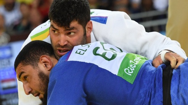 L'Egyptien Islam El Shahaby (en bleu) pendant son combat contre l'Israélien Or Sasson au premier tour du tournoi de judo masculin des +100kg aux Jeux olympiques de Rio, le 12 août 2016. (Crédit : AFP/Toshifumi Kitamura)