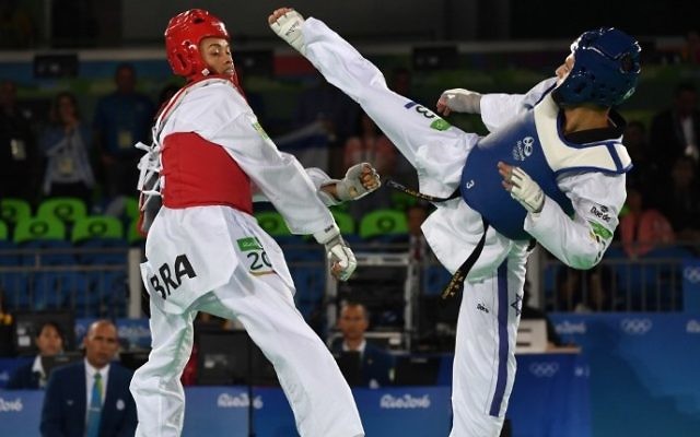 Le combattant israélien Ron Atias (à droite) combattant Venilton Teixeira du Brésil lors de la phase de qualification de taekwondo dans la catégorie homme lors des Jeux Olympiques Rio en 2016, Rio de Janeiro, le 17 août, 2016, (Crédit : AFP / Ed JONES)