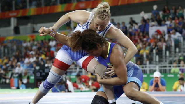 L'Israélienne  combat contre la Brésilienne Gilda Maria de Oliveira dans le match de qualification du tournoi de lutte féminine des -69kg aux Jeux olympiques de Rio, le 17 août 2016. (crédit : AFP/Jack Guez)