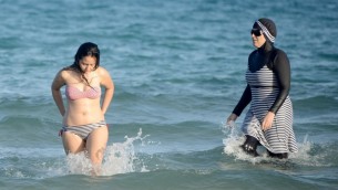 Une tunisiennes portant un «burkini», un maillot de bain complet conçu pour les femmes musulmanes très pratiquantes, à la plage de Ghar El Melh près de Bizerte, au nord-est de Tunis, le 16 août 2016. (Crédit: AFP/Fethi Belaid)
