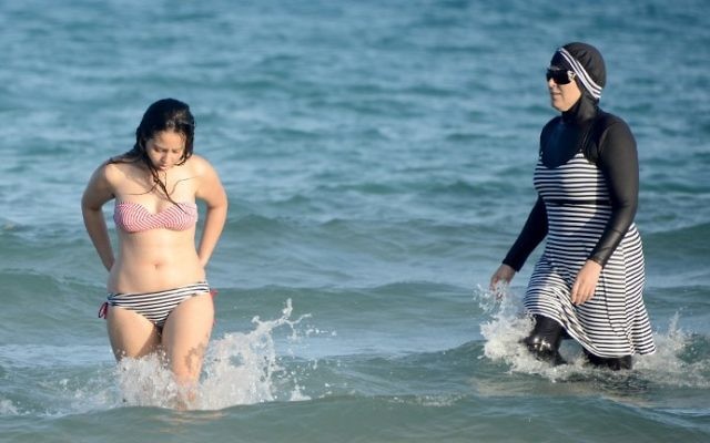 Une Tunisiennes portant un «burkini», un maillot de bain complet conçu pour les femmes musulmanes très pratiquantes, à la plage de Ghar El Melh près de Bizerte, au nord-est de Tunis, le 16 août 2016. (Crédit: AFP/Fethi Belaid)