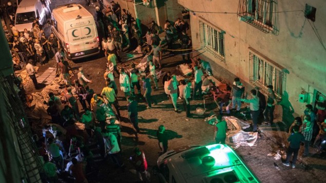 Les ambulances arrivent sur la scène d'un attentat suicide pendant un mariage, à Gaziantep, en Turquie, le 20 août 2016. (Crédit : AFP/Ahmed Deeb)