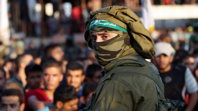 Un membre palestinien des Brigades al-Qassam, la branche armée du Hamas, pendant une parade militaire anti-Israël marquant le 2° anniversaire de la mort des commandants militaires du Hamas Mohammed Abu Shamala et Raed al-Attar, à Rafah, dans le sud de la bande de Gaza,le 21 août 2016. Crédit : AFP/Said Khatib)