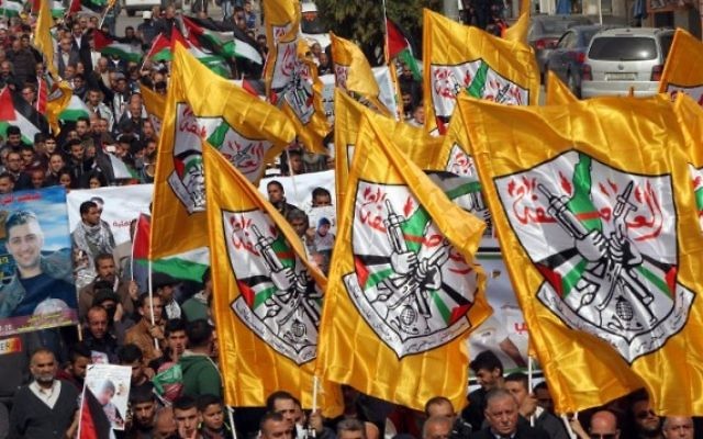 Manifestants palestiniens avec le drapeau du Fatah, à Hébron, dans le centre de la Cisjordanie, le 4 novembre 2015. (Crédit : AFP/Hazem Bader)