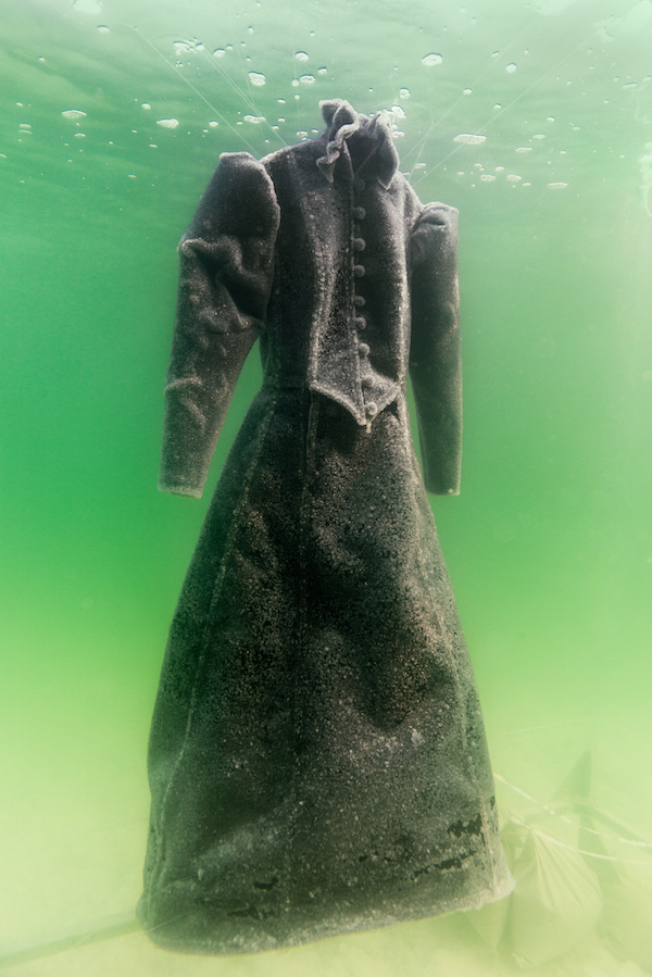 La robe noire de l'artiste israélienne Sigalit Landau dans la mer Morte (Crédit :  Marlborough Contemporary)