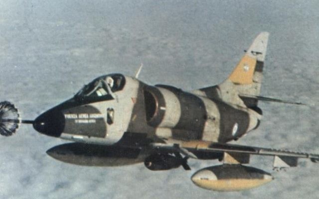 Une photo historique de la IV Brigade Air A-4C Skyhawk 'C-313 de larmée de l'air argentine au cours de la guerre des Malouines (Crédit : Domaine public)